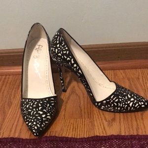 ⬇️ SALE | Alice + Olivia Dina Laser Cut Pumps